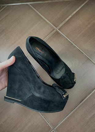 Туфлі замшеві на платформі чорні sharman