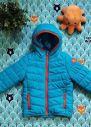 Стеганая демисезонная курточка на мальчика в возрасте 4 лет.