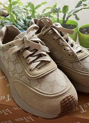 Кросівки жіночі