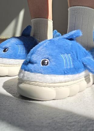 Домашние тапочки на толстой подошве с закрытым носком и пяткой голубые акулы