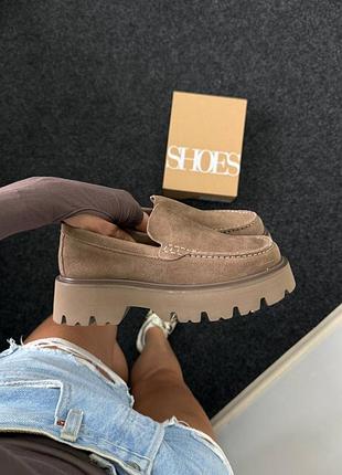 Замшеві лофери на високій підошві маломірять