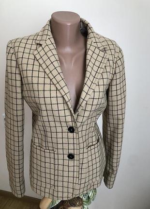 Піджак в бежевому кольорі, 80 відсотків шерсть.