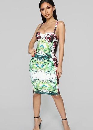 Платье с ярким принтом на бретелях с чашечками облегающее обтягивающее