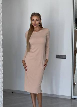 Трикотажное платье в длине миди в рельефный рубчик с поясом