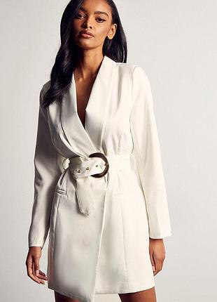 Шикарна сукня жакет білого кольору з поясом