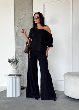 Ідеальний жіночий костюм з брюками кльош