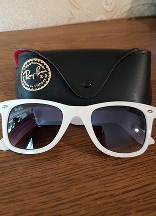 Сонцезахисні окуляри.