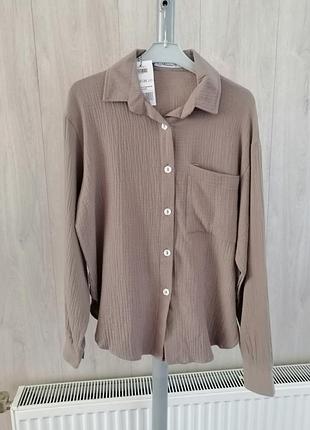 Рубашка натуральный муслин коттон подойдет на размер s есть небольшой дефект у нижней пуговицы затяжка