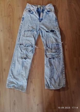 Женские джинсы светло-голубого цвета с потертостями и рваными вставками. 

размер: 34

цвет: светло-голубой

фасон: прямые, широкие