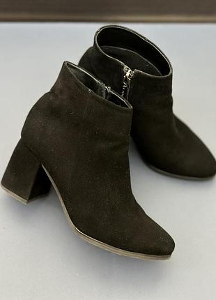 Замшеві чоботи на підборах чорні розмір 37