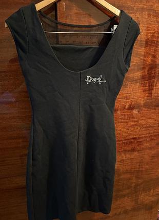 Чорне, класичне плаття з вишивкою