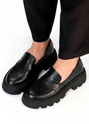Натуральные кожаные черные лоферы на высокой подошве
