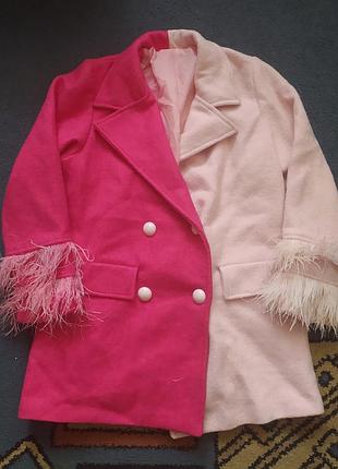 Яркое розовое пальто с перьями на пуговицах верхняя одежда двухцветное