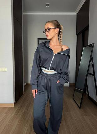 Стильний жіночий брючний костюм