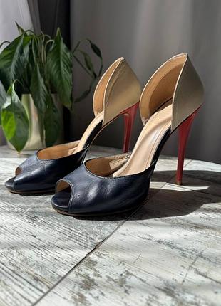 Кожаные туфли на высоком каблуке и открытым носком
