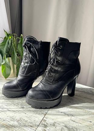 Черные ботинки на массивном каблуке