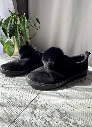 Черные замшевые лоферы с помпоном