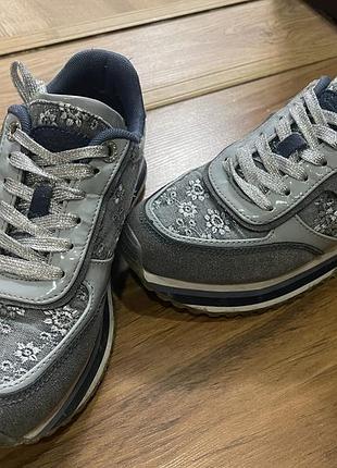 Красивезні кросівки (24 см)