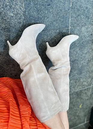 Чоботи шкіряні замшеві бежеві з гострим носком на низькому підборі