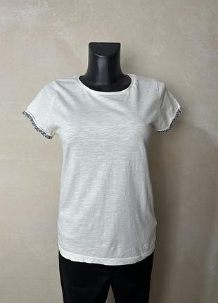 Футболка з вишивкою