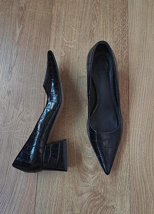 Чёрные женские туфли лодочки на не высоком каблуке