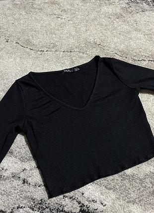 Чорна кофта з вирізом