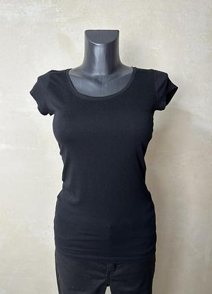 Базова чорна футболка