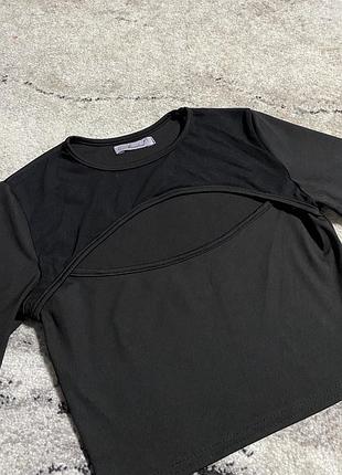 Чорна кофта з вирізом на грудях