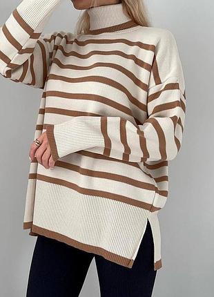 Женский свитер в полоску