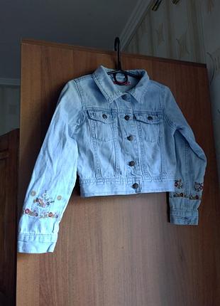 Коротка дитяча джинсова куртка sela з квітковою вишивкою