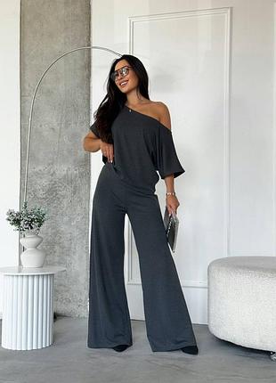 Стильный женский брючный костюм