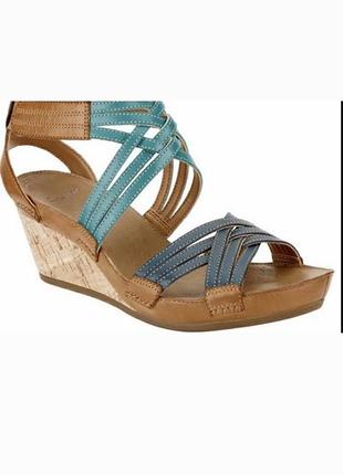 Шкіряні босоніжки на танкетці на липучці