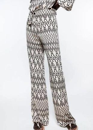 Женские брюки zara кремового и черного цветов с геометрическим принтом, размер m, прямой крой