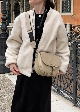 Стильна жіноча біла куртка