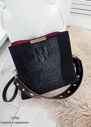 Черная замшевая сумка с красной подкладкой