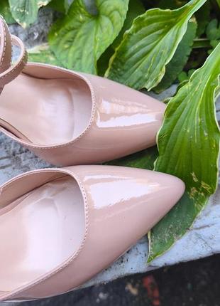 Туфли лаковые с ремешками лодочки лак нюдовые бежевые