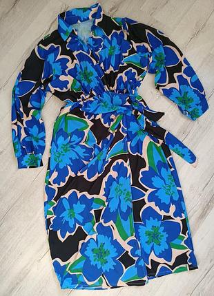 Яркое платье платья-миди на запах в цветочный принт