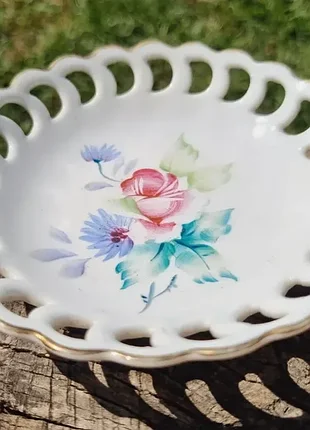 Белая тарелочка, с прорезным узором.