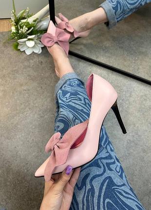Витончені пудрові рожеві туфлі човники з великим бантом на високій шпильці