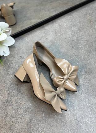 Бежеві лакові туфлі човники на каблуку середньої висоти з великим бантом