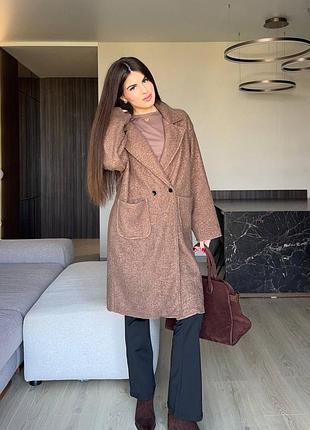 Жіноче пальто у базовому дизайні