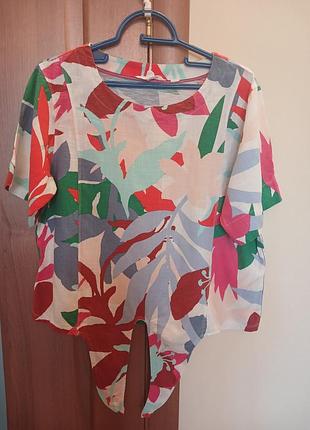 Яркая футболка