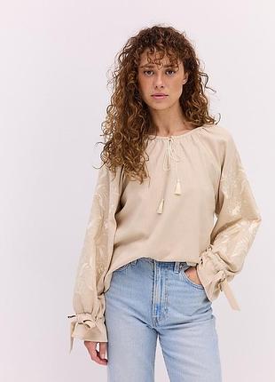 Бежевая вышиванка с однотонной вышивкой