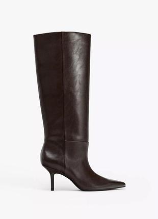 Сапоги на каблуках с острым носком