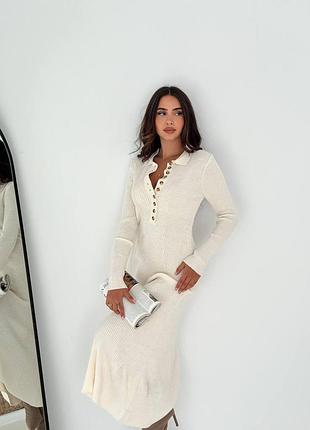 Женское вязаное трикотажное длинное платье поло с воротничком и пуговицами молочная