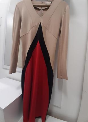 Трикотажное платье 44 размер, черно - красный- молочный цвет, качественный плотный трикотаж, хорошее состояние, длина за колени, длинный рукав, сзади молния