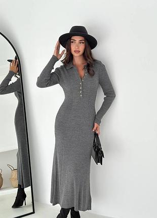 Женское вязаное трикотажное длинное платье поло с воротничком и пуговицами серая графитовая