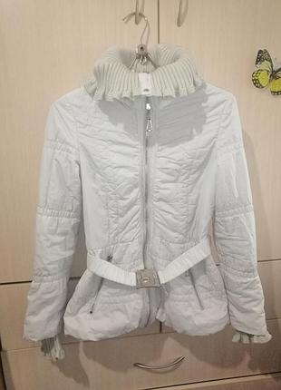 Демісезонна світла курточка з поясом