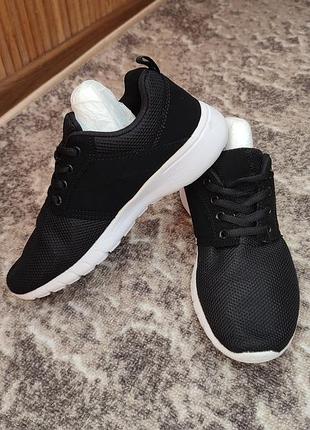 Кросівки унісекс розмір 36