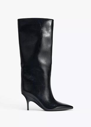 Высокие сапоги на каблуках-чарочках